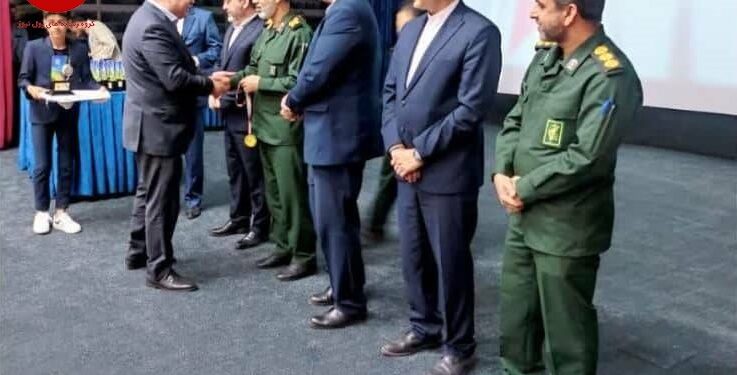 اهداء نشان برتر اقتصاد مقاومتی به شرکت پالایش نفت بندرعباس