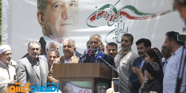 مسعود پزشکیان نامزد چهاردهمین دوره انتخابات ریاست جمهوری امروز با سفر به سنندج ، مورد استقبال حامیان خود قرار گرفت